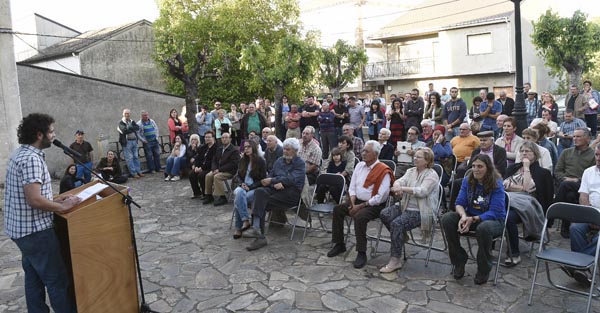 Público asistente a este acto celebrado na praza do Concello de Manzaneda./ Foto: Carlos G. Hervella.