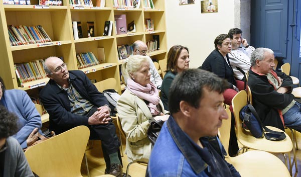 Algúns dos asistentes a esta conferencia celebrada na Biblioteca Municipal de Verín./ Foto: Carlos G. Hervella.