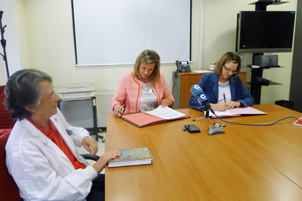 A xerente de Xestión Integrada ourensá, asinando o convenio coa alcaldesa de Carballeda, ante a presenza da xerente do HCV./ Foto: Ángeles Rodríguez.