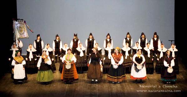 O grupo de baile e música tradicional Xacarandaina.