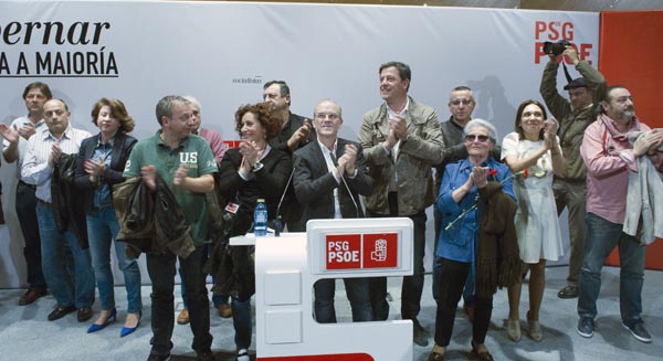 Besteiro co candidato socialista e con membros da lista deste partido na cidade de Ourense./ Foto: Carlos G. Hervella.