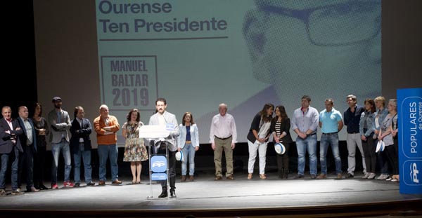 Moisés Blanco, coa súa candidatura, no mitin./ Foto: Carlos G. Hervella.