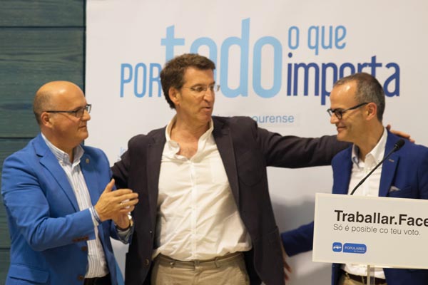 O presidente do PP de Ourense, Manuel Baltar, co presidente do PPdeG e co candidato popular á alcaldía de Ourense, Xesús Vázquez, no mitin.