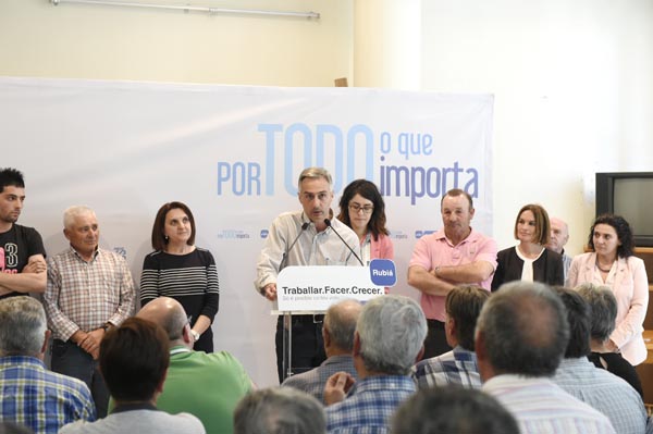 O candidato popular á alcaldía de Rubiá, Elías Rodríguez, rodeado por membros da súa lista./ Foto: Carlos G. Hervella.