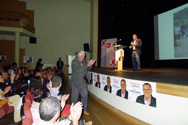 Os concelleiros Eduardo Ojea, sobre o escenario, e Luis Arias, que interviron durante o mitin socialista no Barco./ Foto: Ángeles Rodríguez.