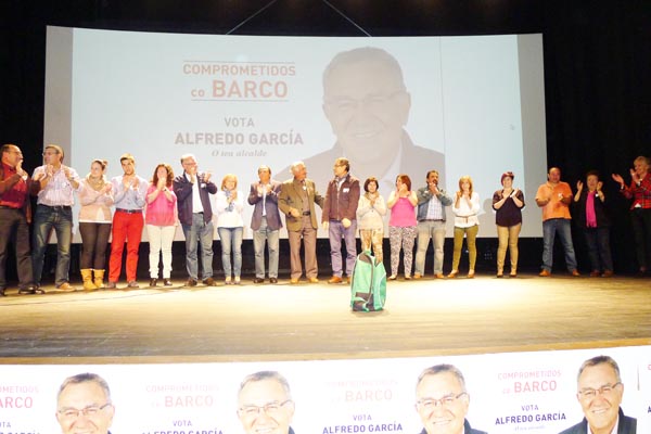 Os membros da candidatura do PSdeG-PSOE no Barco, ao finalizar o mitin./ Foto: Ángeles Rodríguez.