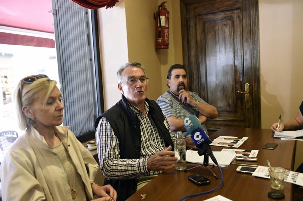 O candidato socialista á alcaldía do Barco, Alfredo García, acompañado por dous membros da súa lista./ Foto: Carlos G. Hervella.