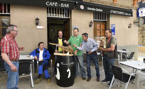 Comendo xamón no café-bar O Retorno da Rúa. /Foto: Carlos G- Hervella.