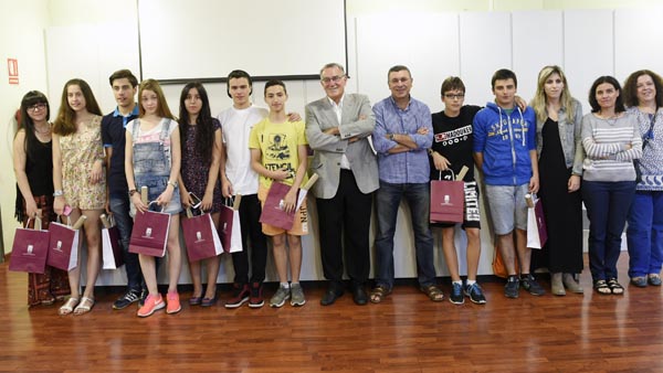 Alumnos e profesoras do IES Lauro Olmo co alcalde e o concelleiro do Barco.