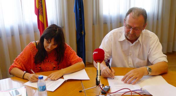 María G. Albert e Luis F. Gudiña asinando o acordo de goberno municipal. /Foto: Mónica G. Bellver.