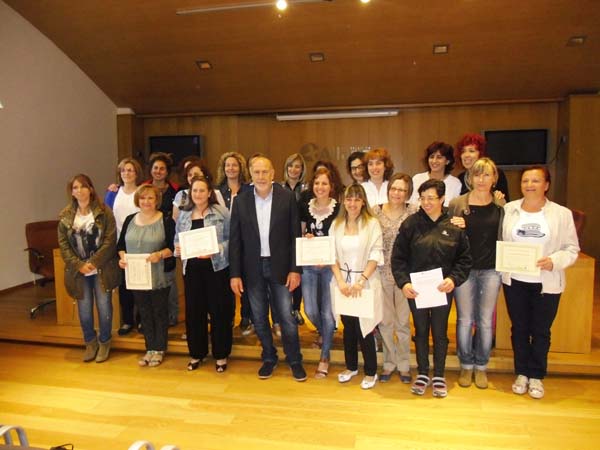 As participantes no programa Clara, tras a entrega de diplomas co rexedor alaricano.
