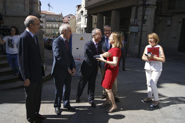 O alcalde de Ourense, saudando á ministra de Fomento na súa viaxe a cidade o 20 de xuño, en presenza do subdelegado do Goberno e do deputado Celso Delgado.