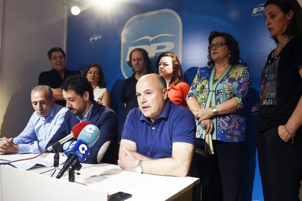 O secretario xeral do PP no Barco, Carlos Crespo, comentaba que "non compartimos a decisión de Moisés de non seguir ao fronte da oposición, pero respectámola"./ Foto: Carlos G. Hervella.