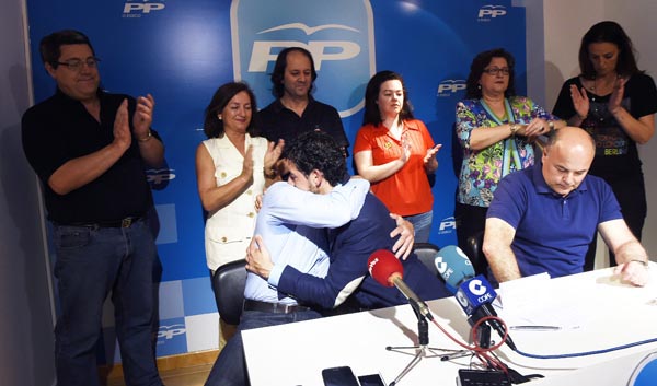 Moisés Blanco, abrazando ao seu compañeiro na lista do PP do Barco, Arsenio Moldes./ Foto: Carlos G. Hervella.