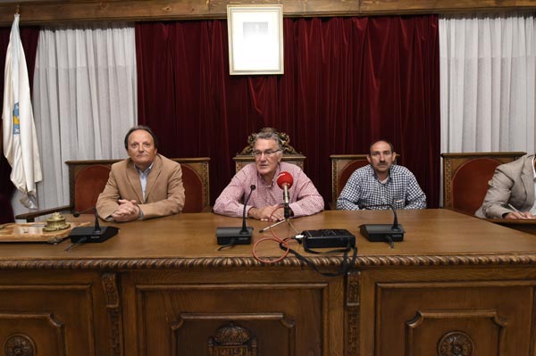 O alcalde en funcións, Alfredo García, xunto a Eduardo Ojea, que non repetirá como concelleiro, e a Miguel Neira,/ Foto: Carlos G. Hervella.