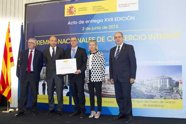 O presidente do Barco CCA, Ángel Álvarez (no centro da imaxe), tras recibir a mención honorífica nos Premios Nacionais de Comercio 2014.