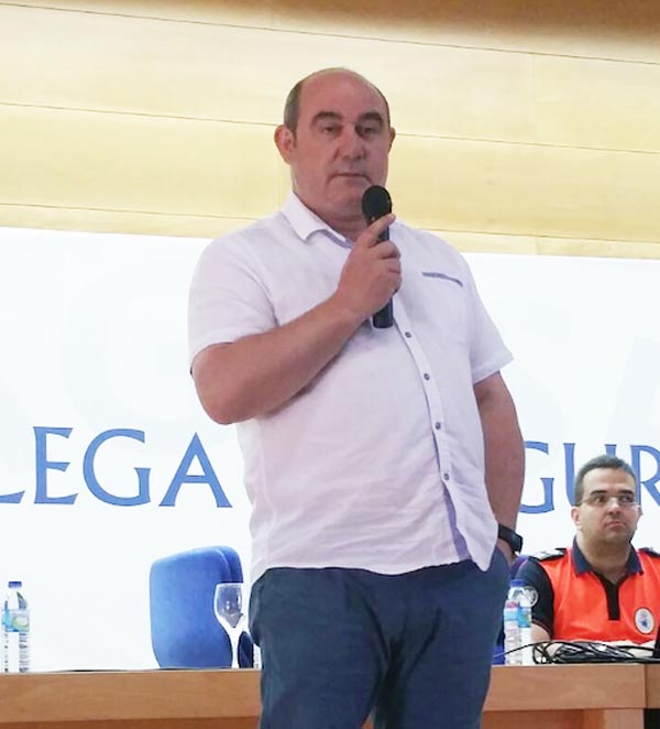 O alcalde de Laza e voluntario da agrupación Protección Civil deste municipio, José Ramón Barreal, na súa intervención./ Foto: Olivier Reboredo.