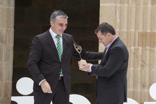 O presidente do CRDO Ribeiro, Miguel Ángel Viso, nunha edición anterior da entrega de premios deste consello.