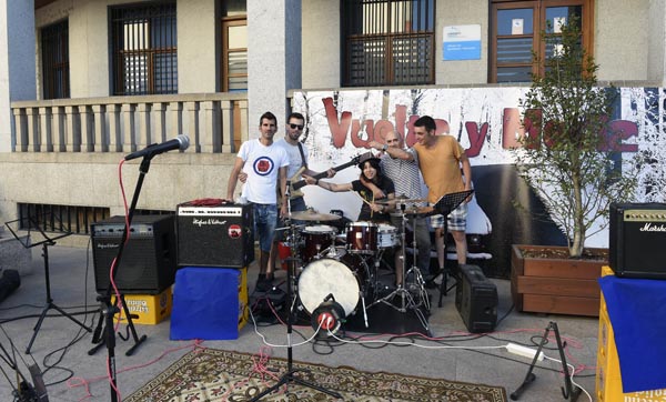 Vuelta y Media preparando o equipo para o concerto desta noite. /Foto: Carlos G. Hervella.