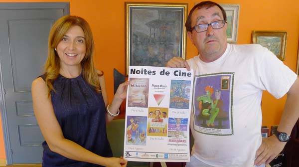 A concelleira de Cultura do Barco e o presidente do Cine Club Groucho Marx, co cartaz das xornadas. /Foto: Mónica G. Bellver.
