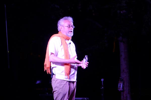 O narrador Quico Cadaval, durante a súa actuación no Barco./ Ángeles Rodríguez.