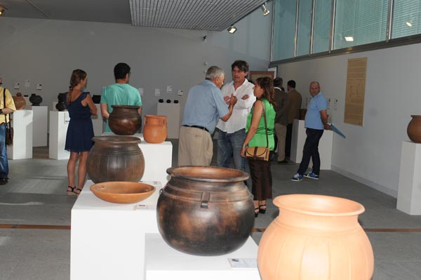 Público visitando esta mostra no centro de San Cibrán de Las (San Amaro).