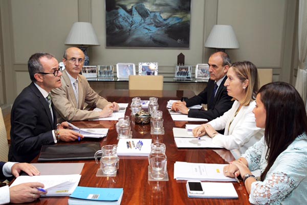 Imaxe da reunión entre o alcalde de Ourense e a ministra de Fomento, na que tamén participaban o concelleiro de Infraestruturas de Ourense e o deputado ourensán no Congreso Celso Delgado.