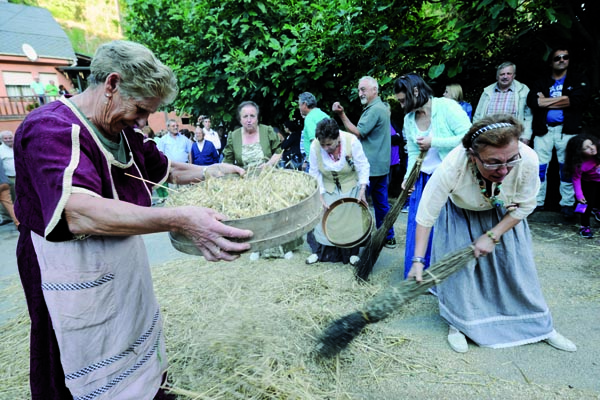 Demostración de criba do cereal, unha das actividades que forman parte do programa deste Mercado Medieval./ Foto: Carlos G. Hervella.
