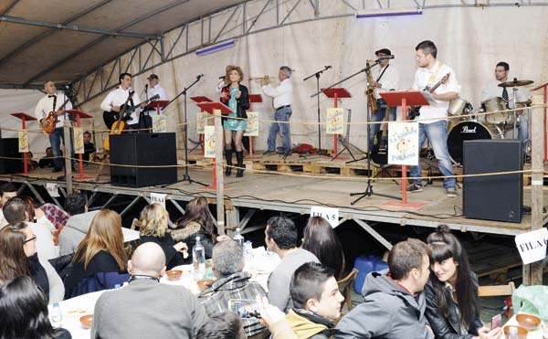 A orquestra Sonora Petinesa, durante unha actuación./ Foto: Carlos G. Hervella.