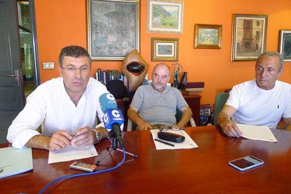 O alcalde en funcións do Barco, Aurentino Alonso, xunto aos portavoces municipais de Riada Cidadá e do PP, na rolda de prensa do 20 de xullo./ Foto: Ángeles Rodríguez.