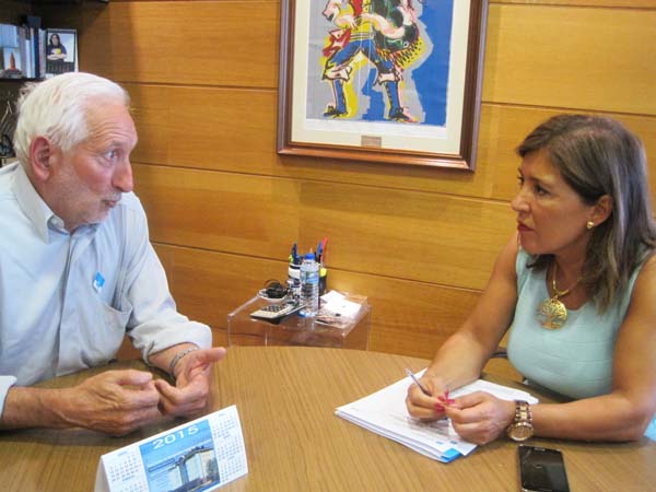 O alcalde de Vilariño de Conso, na reunión coa conselleira de Traballo e Benestar.
