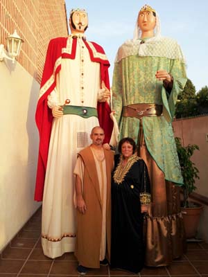  Jose Antonio e Remedios, encargados de vestir aos xigantes./ Foto: Asociación Cultural Folión de Sobrado.