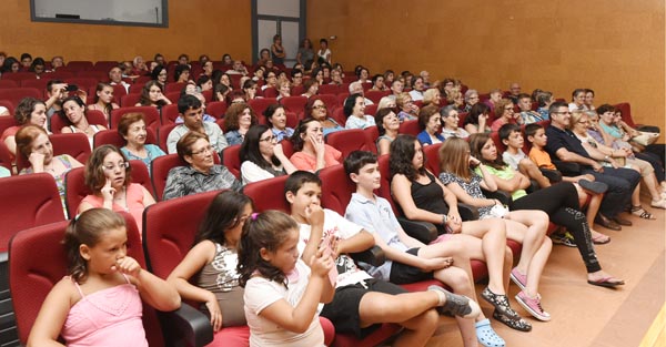 Público asistente ao teatro na Casa da Cultura de Viana. /Foto: Carlos G. Hervella.