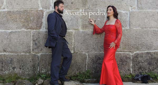 O dúo musical 2naFronteira formado por Carmen Penim e Maurizio Polsinelli.