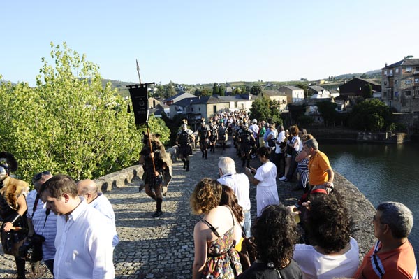 Tropas romanas sobre a Ponte da Cigarrosa, no acto inaugural da Baco Festa do pasado ano./ Foto: Carlos G. Hervella.