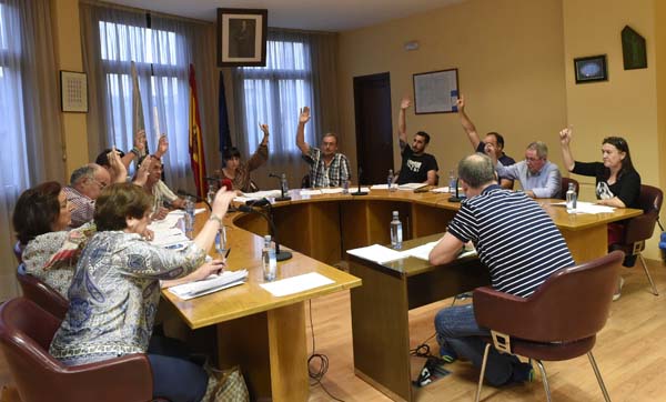 O Pleno Municipal da Rúa aprobaba a moción por unanimidade./ Foto: Carlos G. Hervella.