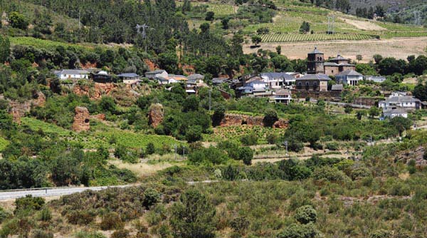 Vista panorámica de Montefurado, no termo municipal de Quiroga (Lugo). /Foto: Carlos G. Hervella.