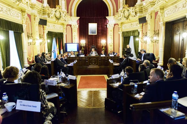 Un dos momentos da reunión, celebrada no salón de plenos do Concello de Ourense.