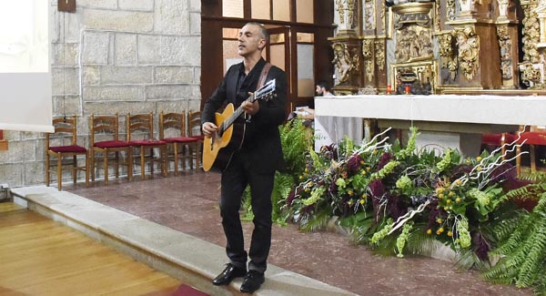 O cantautor Emilio Rúa, que no Barco estará acompañado por Xestreu, nunha das súas últimas actuacións./ Foto: Carlos G. Hervella.