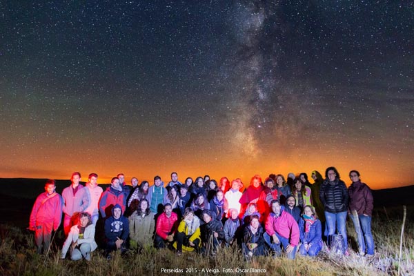 Participantes nunha actividade de astroturismo realizada na Veiga en agosto./ Foto: Óscar Blanco.