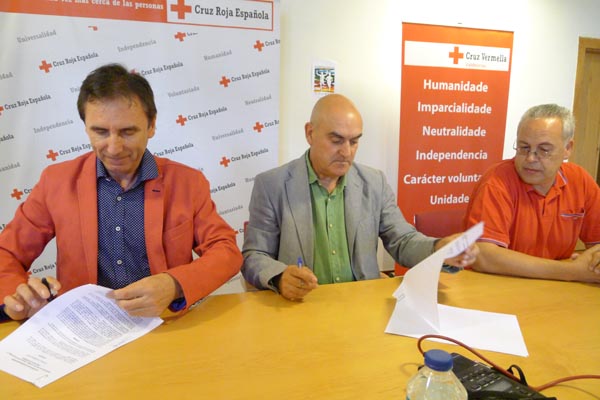 Os presidentes da FGA e da Cruz Vermella Valdeorras, asinando o convenio de colaboración ante a mirada do presidente do Club Adas./ Foto: Ángeles Rodríguez.