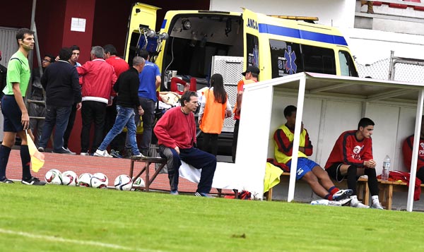 A ambulancia recollendo ao xogador lesionado.