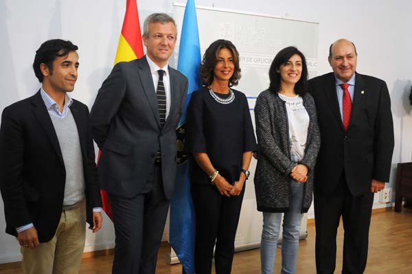 A delegada da Xunta en Ourense con algunhas das autoridades asistentes á súa toma de posesión e co delegado anterior.