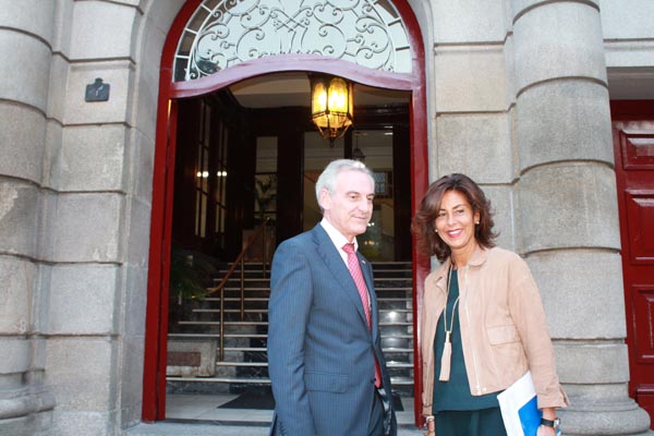 O subdelegado do Goberno, recibindo á nova delegada da Xunta en Ourense, na entrada da Subdelegación.