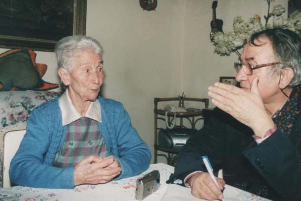 José Antonio Gurriarán durante unha das entrevistas realizadas para a preparación deste libro, neste caso con Consuelo Rodríguez./ Foto cedida por José Antonio Gurriarán.