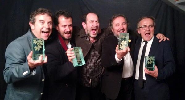 Membros do equipo de "A Esmorga", cos tres premios recibidos en Toulouse (Francia)./ Foto: Vía Láctea Filmes.