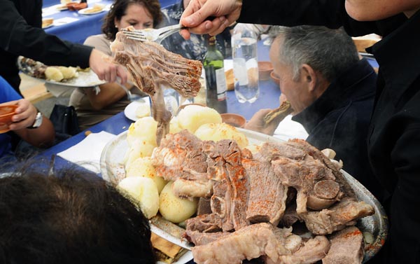 A carne convértese en protagonista cada outubro en Montederramo./ Foto: Carlos G. Hervella.