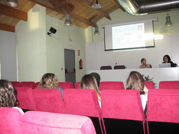 Un dos momentos da charla-coloquio, celebrada no Barco na tarde do 8 de outubro./ Foto: Ángeles Rodríguez.