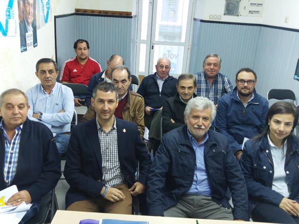 Participantes na reunión do comité de campaña do PPOU en Trives.