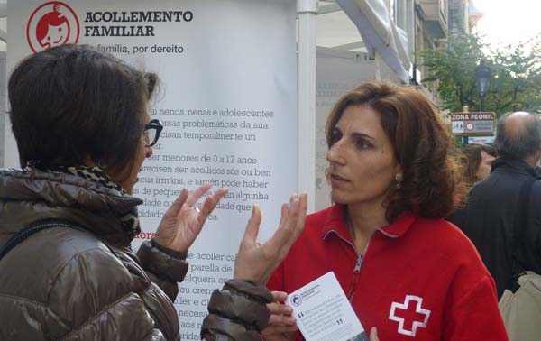 Unha voluntaria de Cruz Vermella Ourense informando sobre o programa "En familia, por dereito".